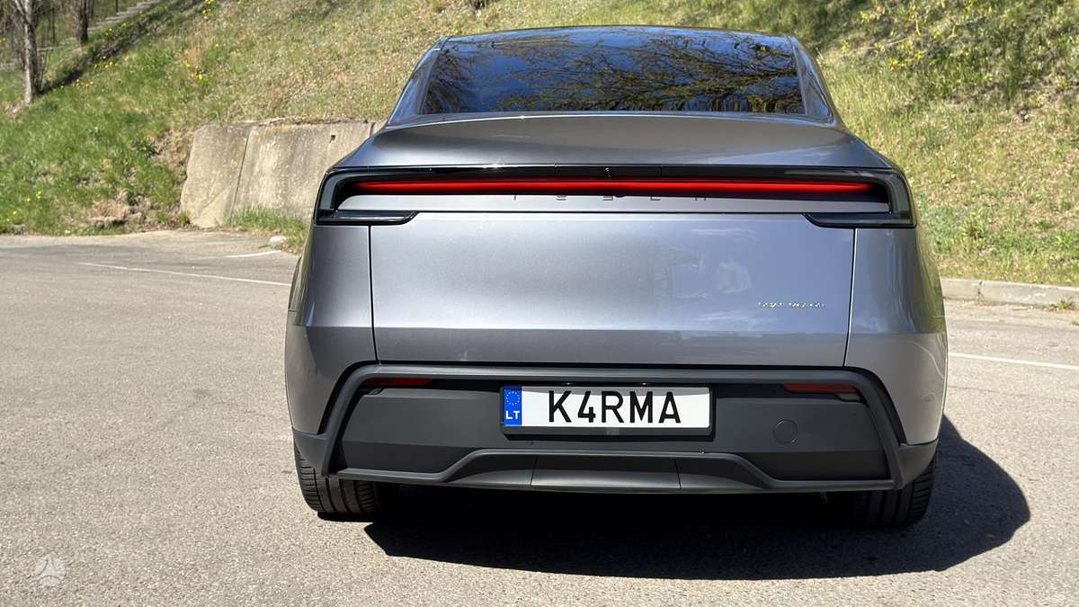 Tesla Model Y, 82 kWh, hatchback
