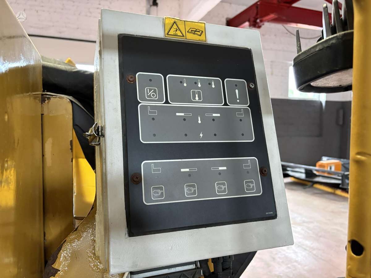 Caterpillar AP255E, paving machinery