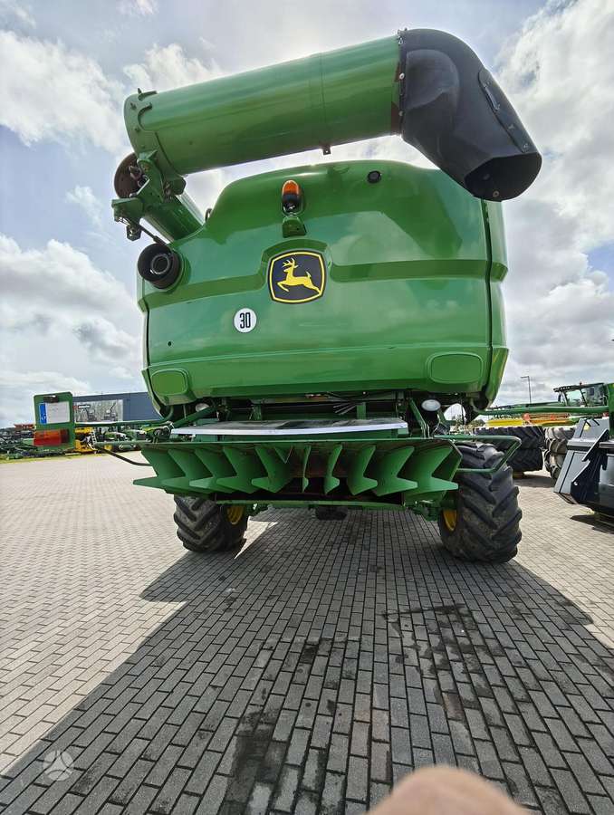 John Deere S680, combine harvesters