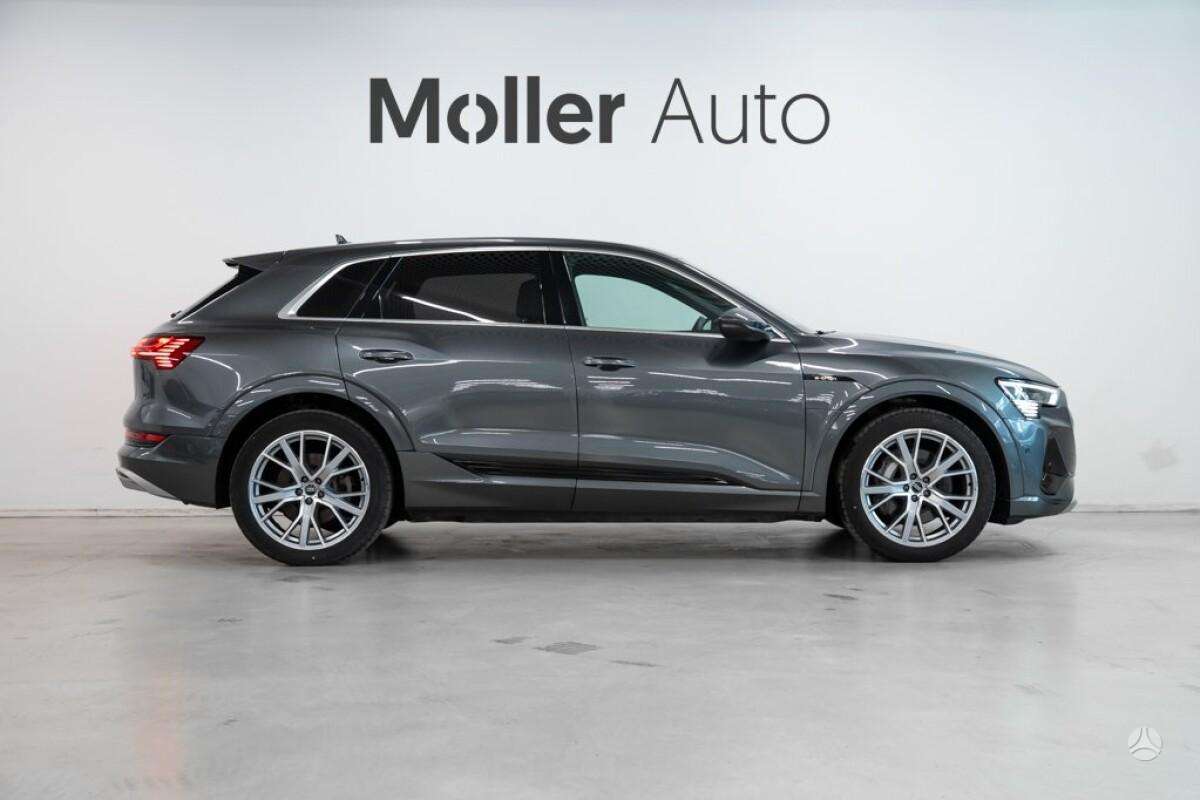 Audi e-tron, off-road / crossover