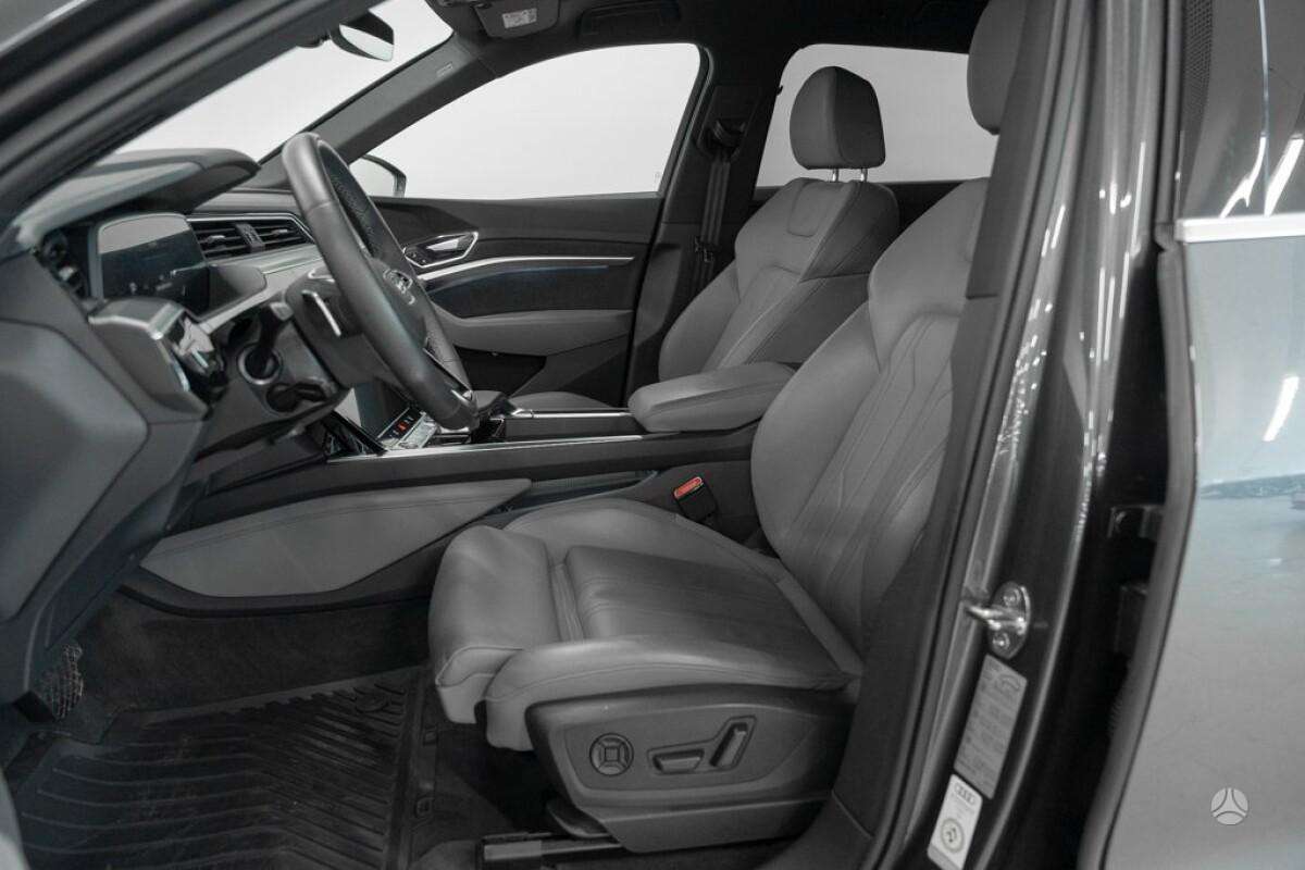 Audi e-tron, off-road / crossover
