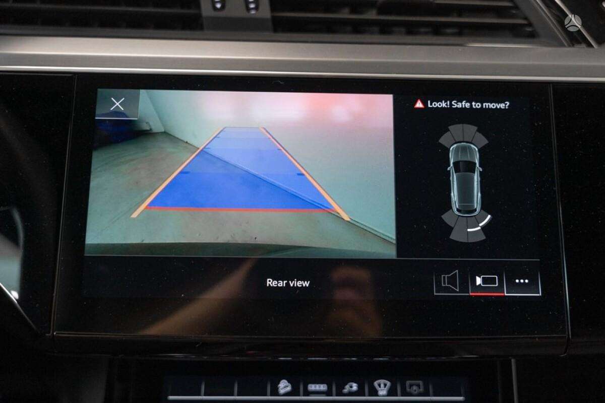 Audi e-tron, off-road / crossover