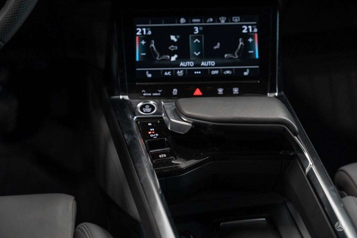 Audi e-tron, off-road / crossover