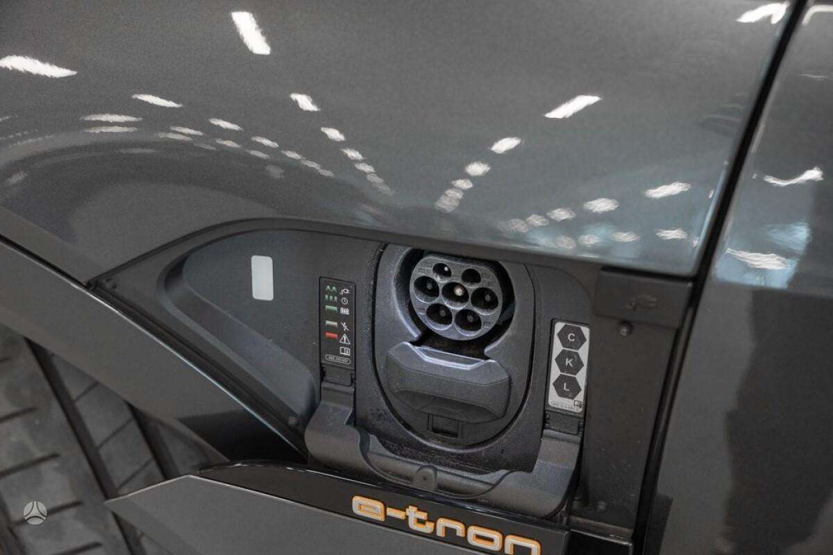 Audi e-tron, off-road / crossover
