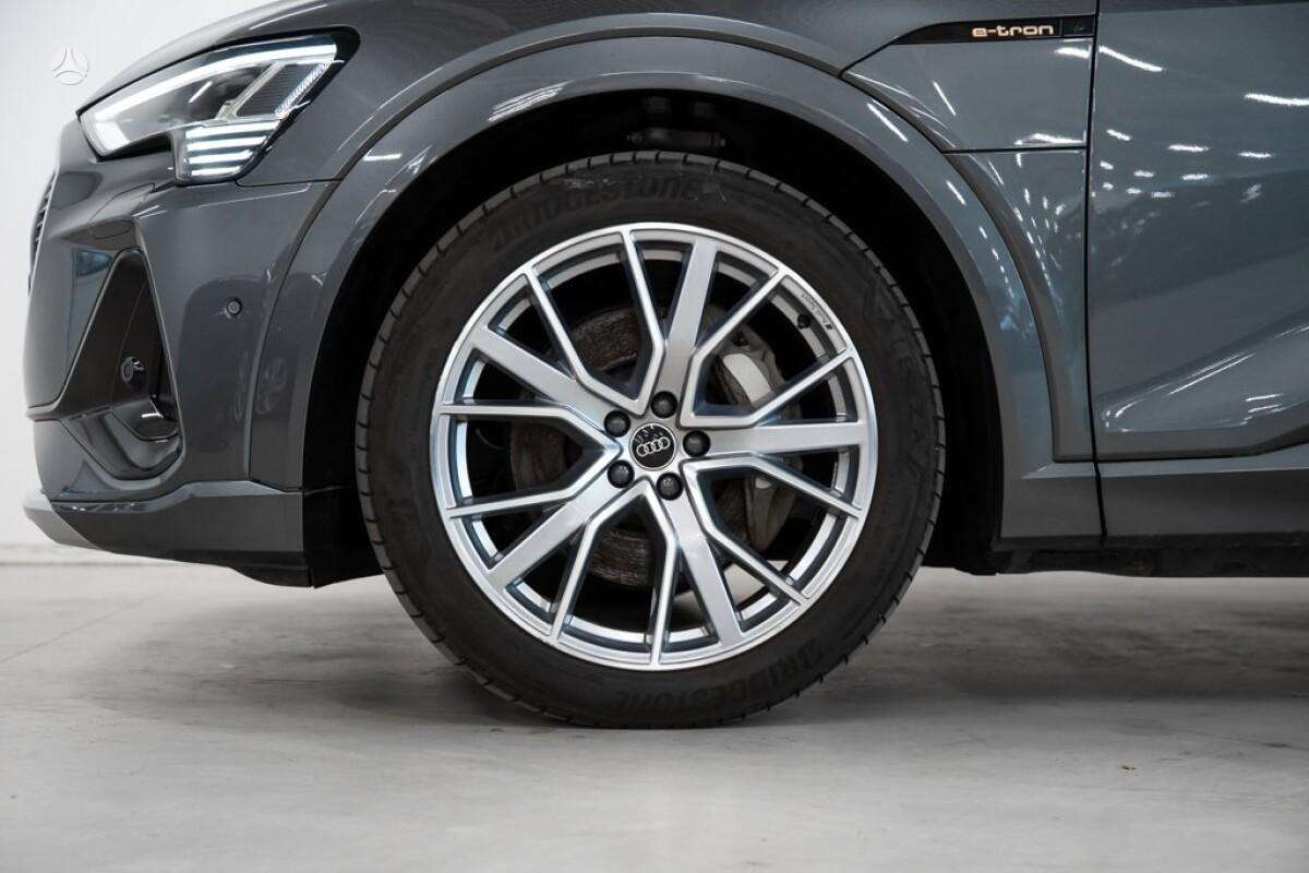 Audi e-tron, off-road / crossover