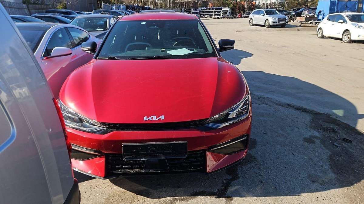 Kia EV6 Yra keliatos tokiu auto yra europinis ir anglas