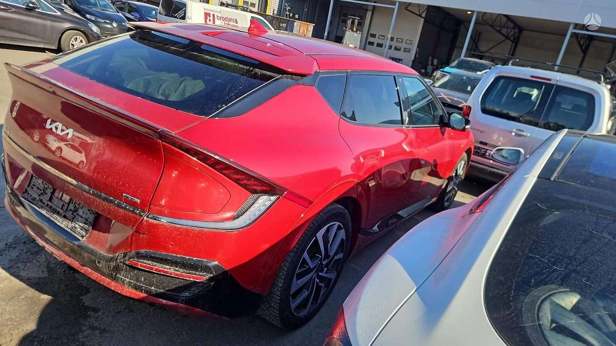 Kia EV6 Yra keliatos tokiu auto yra europinis ir anglas