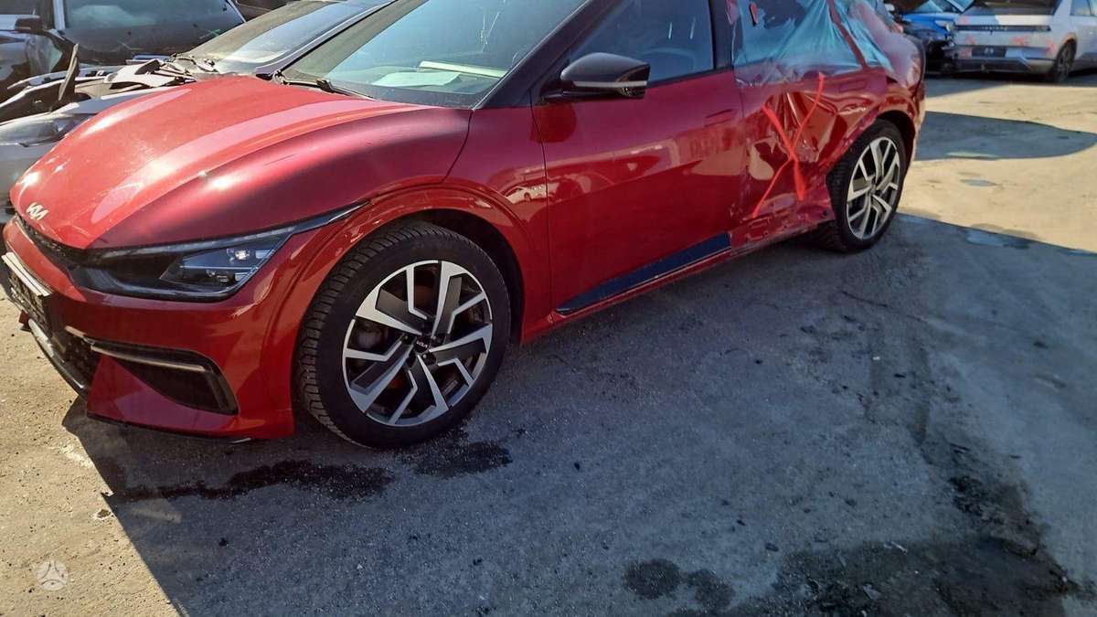 Kia EV6 Yra keliatos tokiu auto yra europinis ir anglas