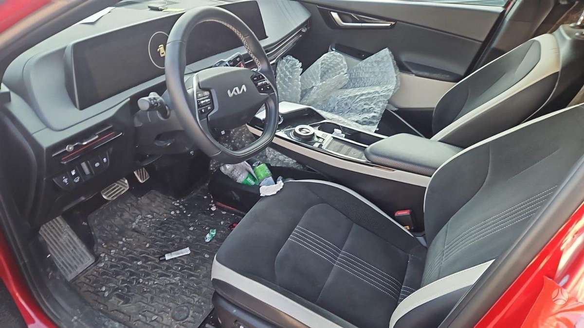 Kia EV6 Yra keliatos tokiu auto yra europinis ir anglas