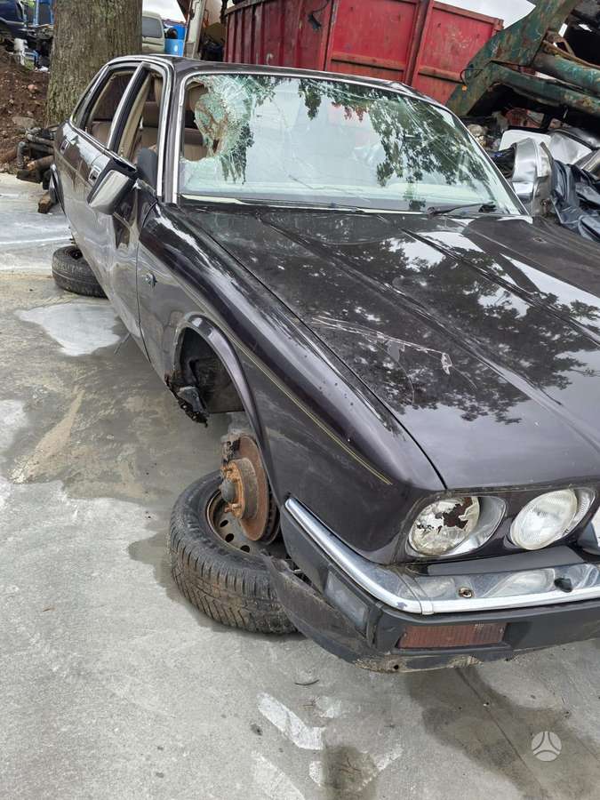Jaguar XJ40 по частям