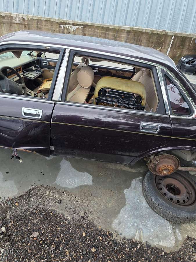 Jaguar XJ40 dalimis