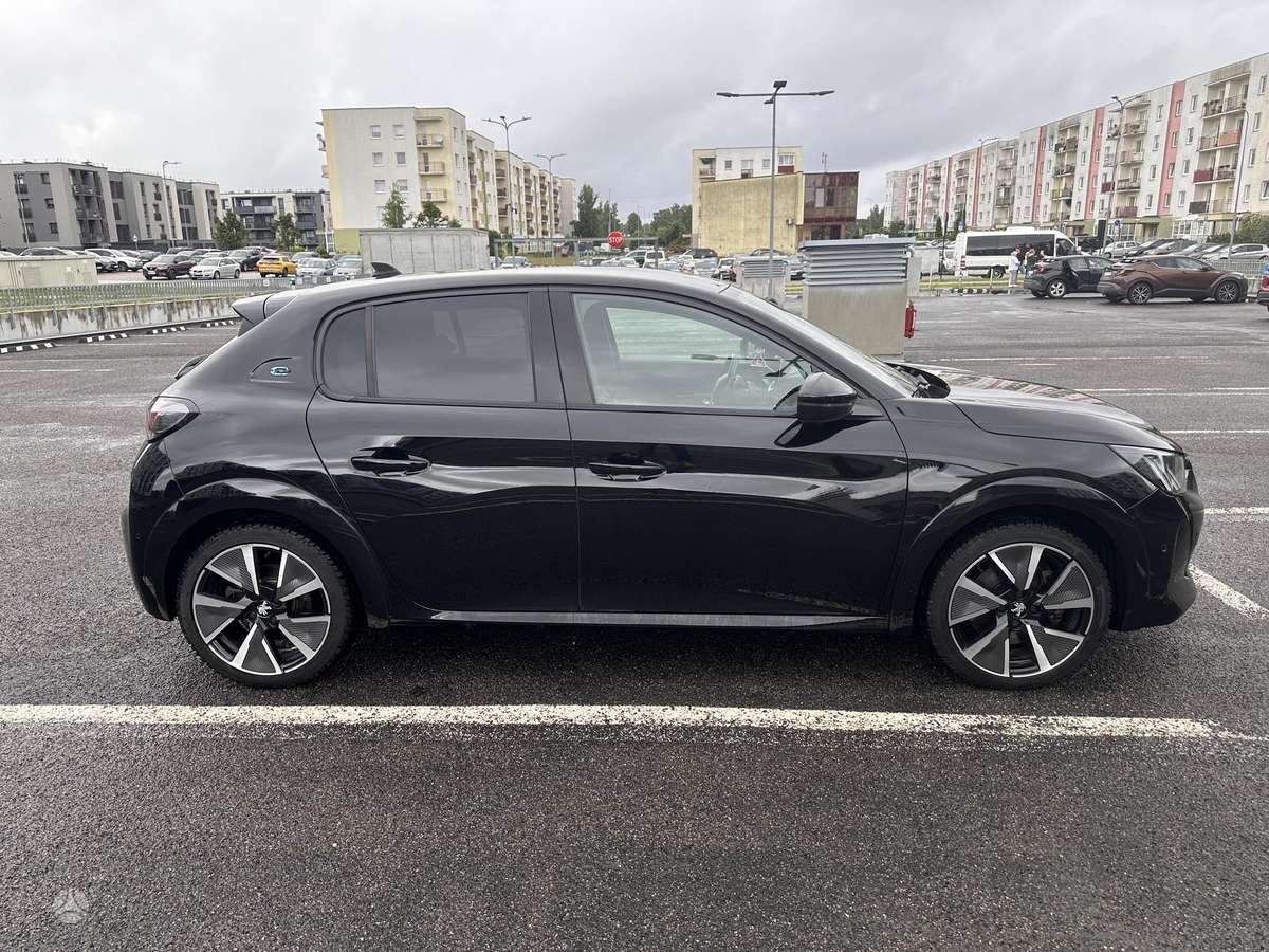Peugeot 208 - 8