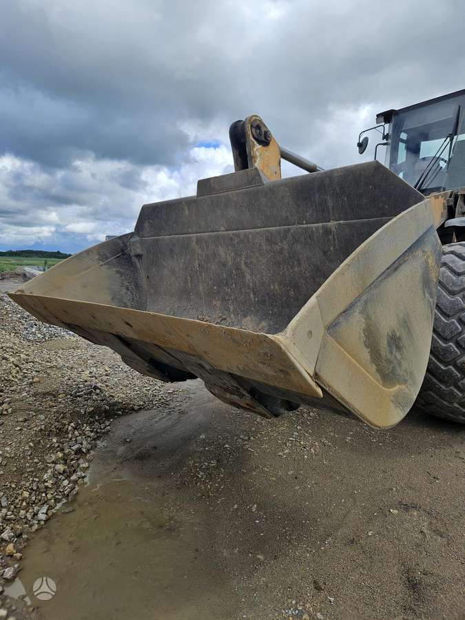 Case 821F, frontal loader