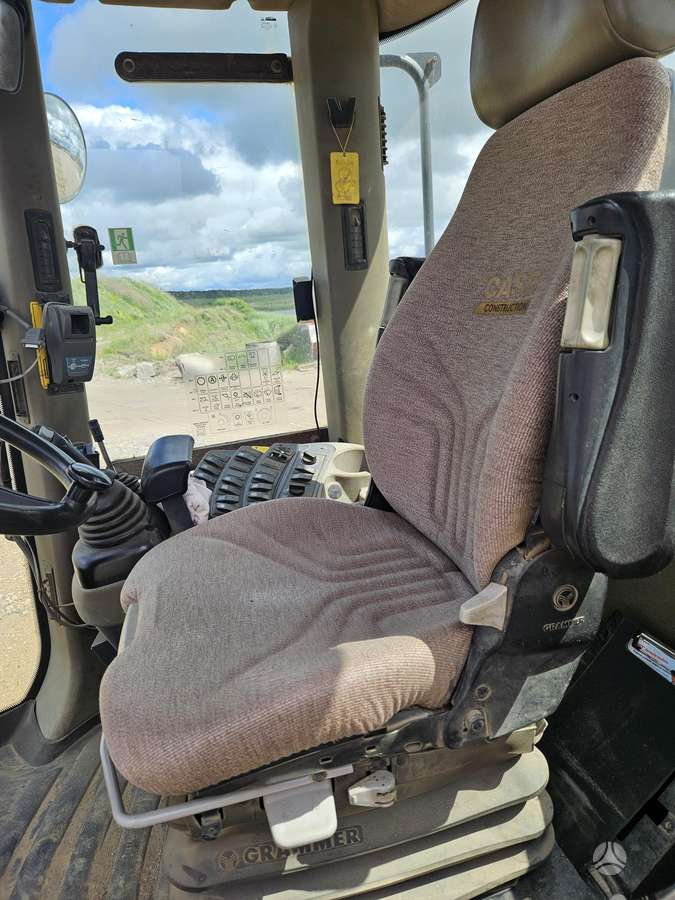 Case 821F, frontal loader