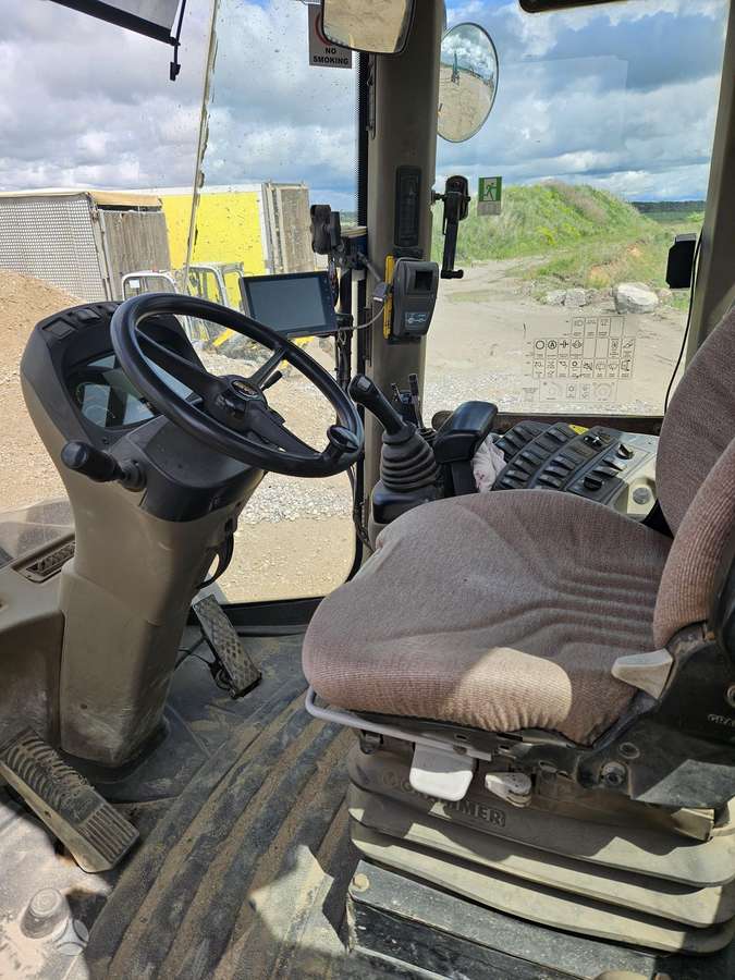 Case 821F, frontal loader