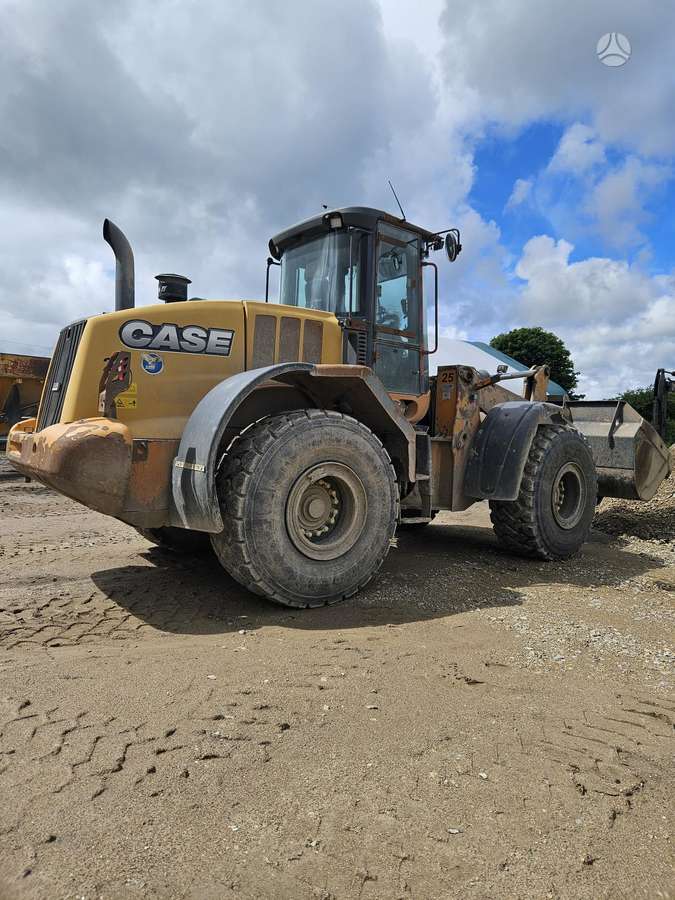 Case 821F, frontal loader