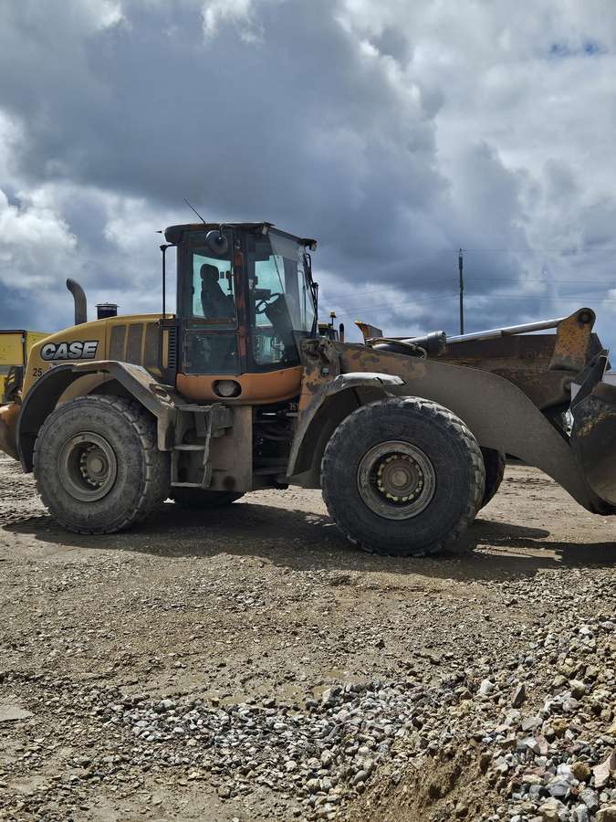 Case 821F, frontal loader