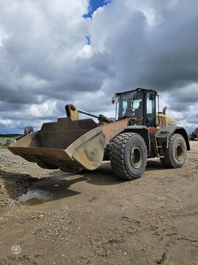 Case 821F, frontal loader