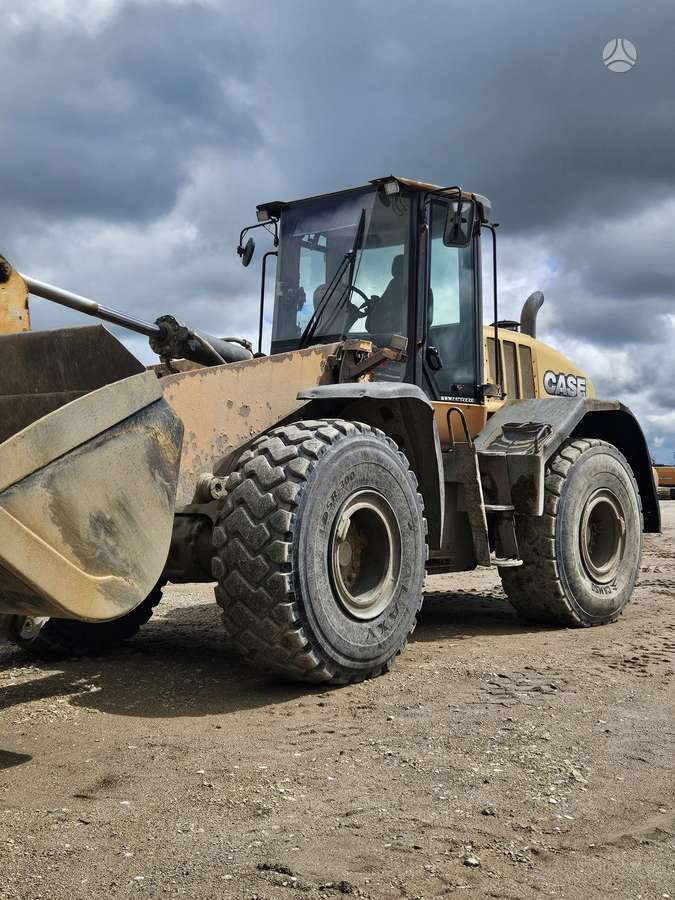 Case 821F, frontal loader
