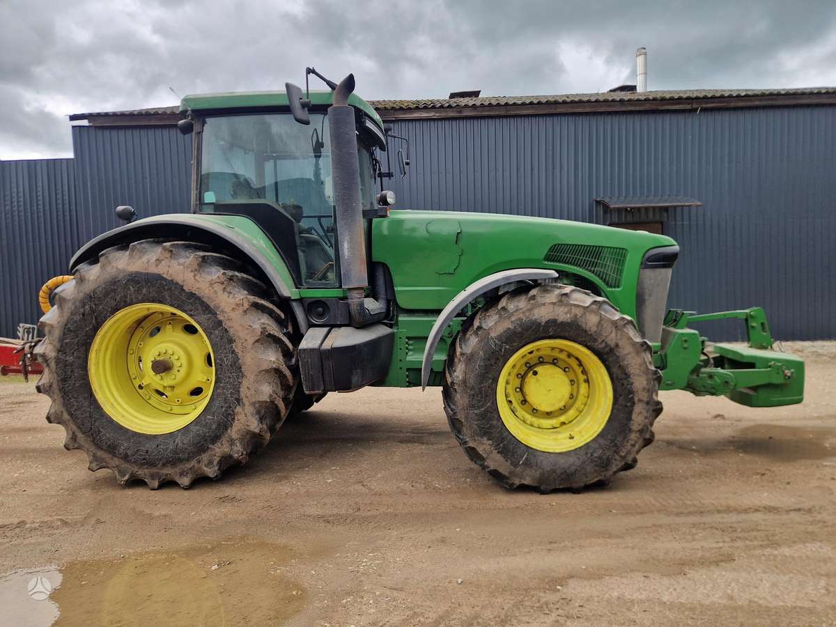 John Deere 8220, traktoriai