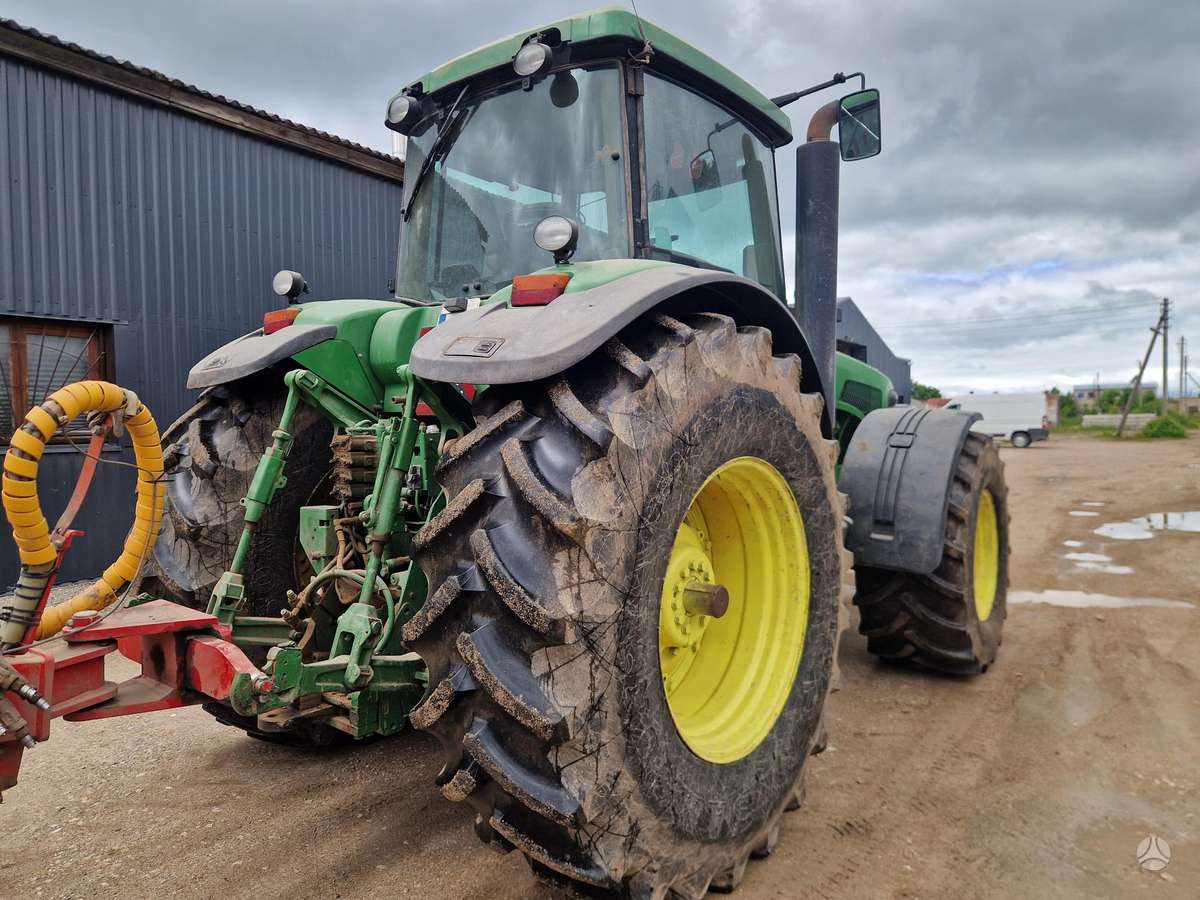 John Deere 8220, traktoriai