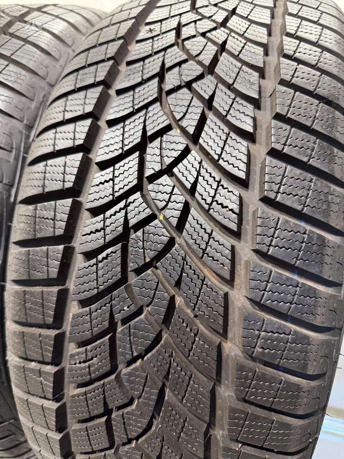Goodyear Ultragrip performance/98-99%, winter 225/45 R17