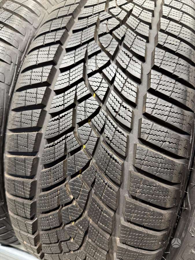 Goodyear Ultragrip performance/98-99%, winter 225/45 R17