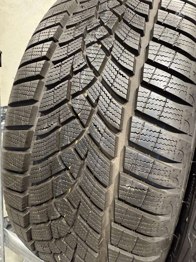 Goodyear Ultragrip performance/98-99%, winter 225/45 R17