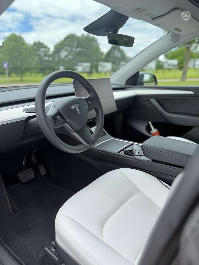 Tesla Model Y - 2