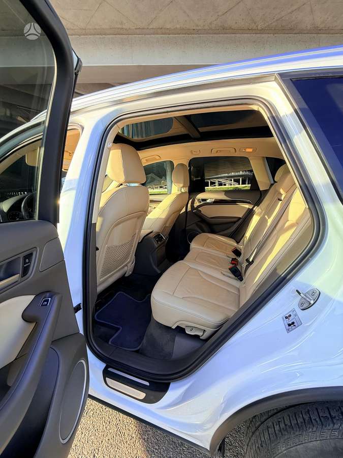 Audi Q5, 2.0 l., off-road / crossover