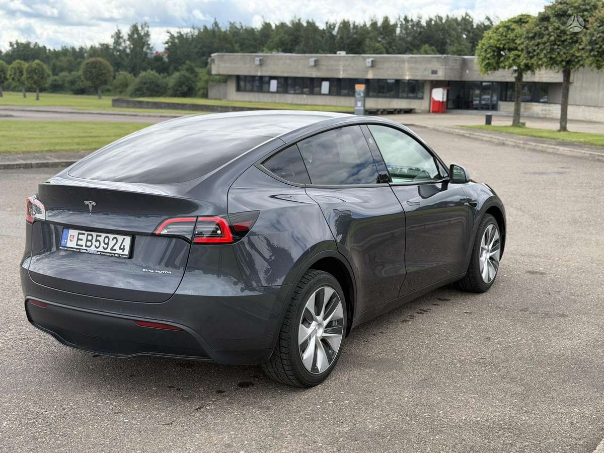 Tesla Model Y - 8