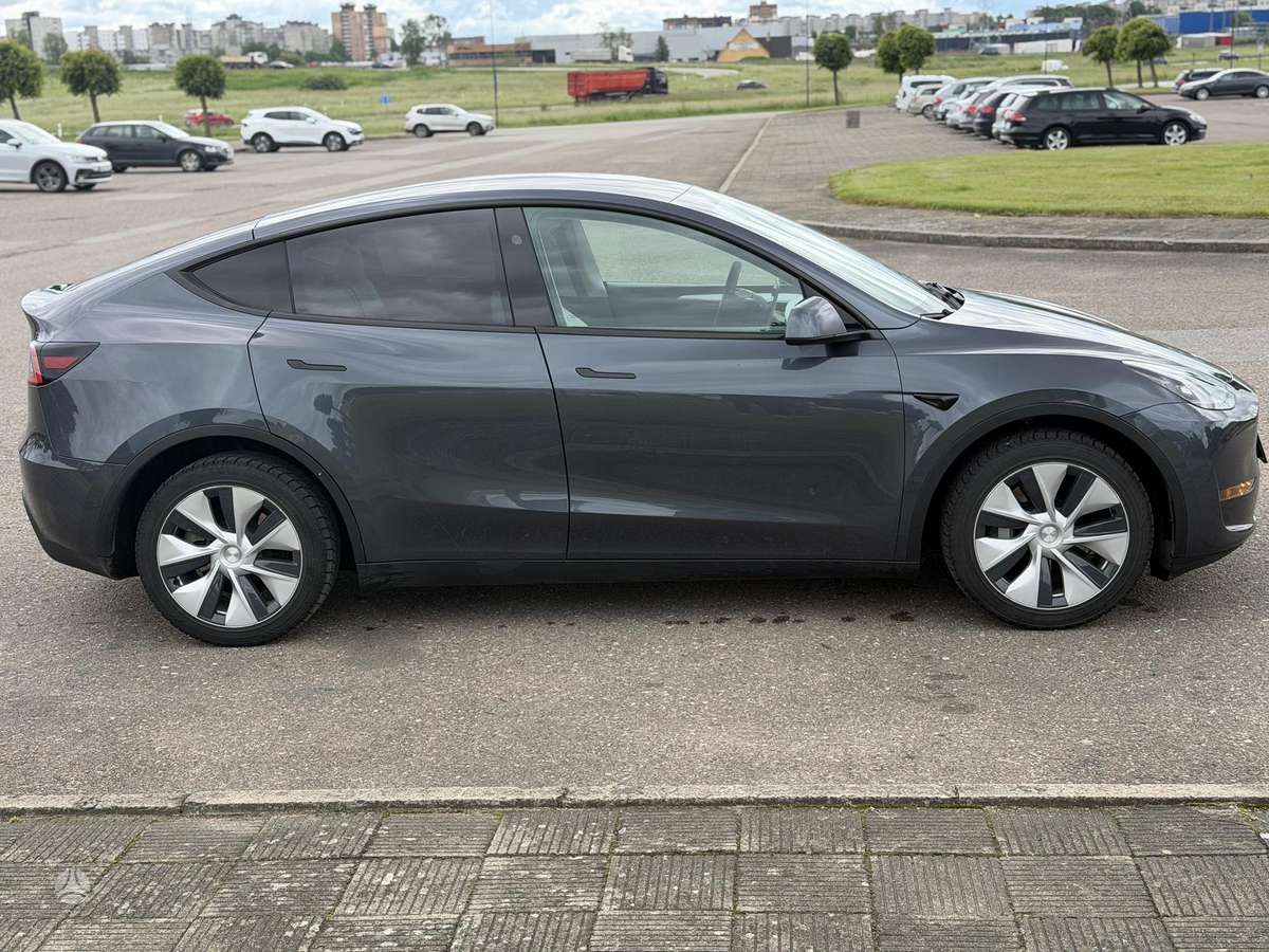 Tesla Model Y - 9