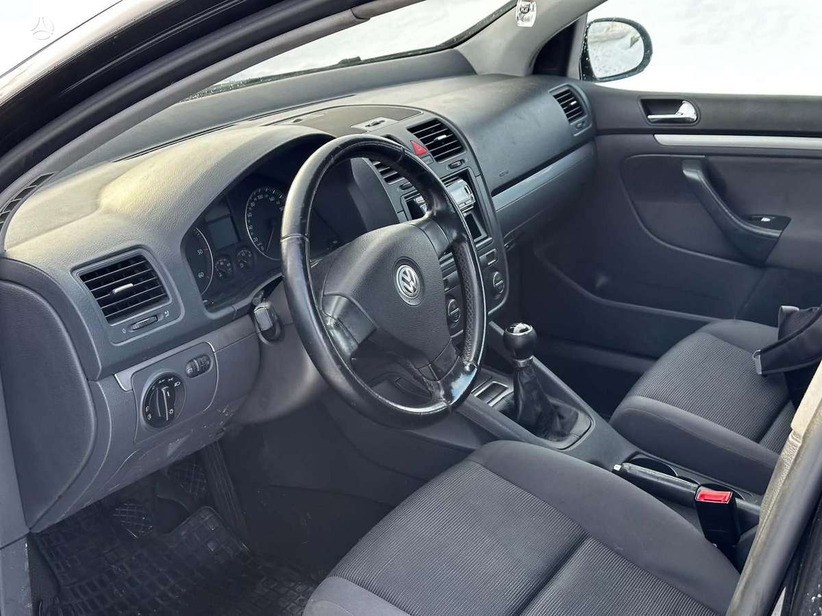Volkswagen Golf - 1