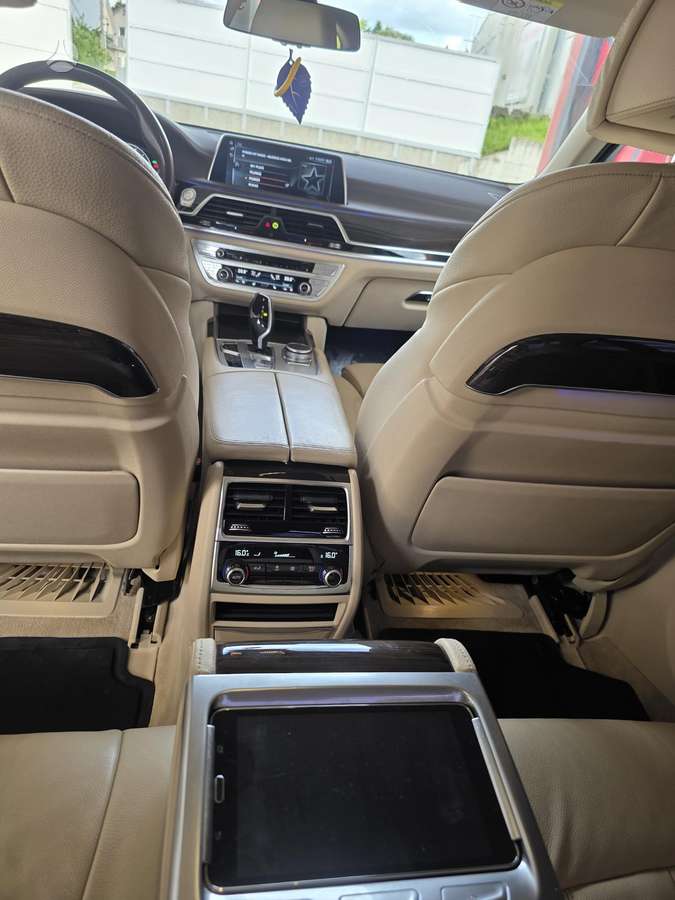 BMW 740, Седан