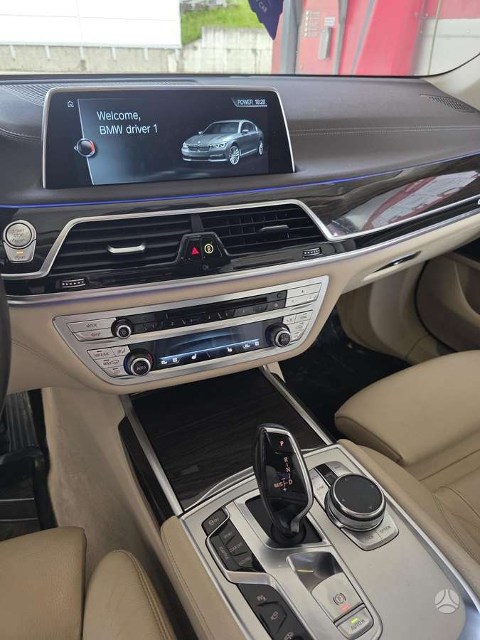 BMW 740, Седан