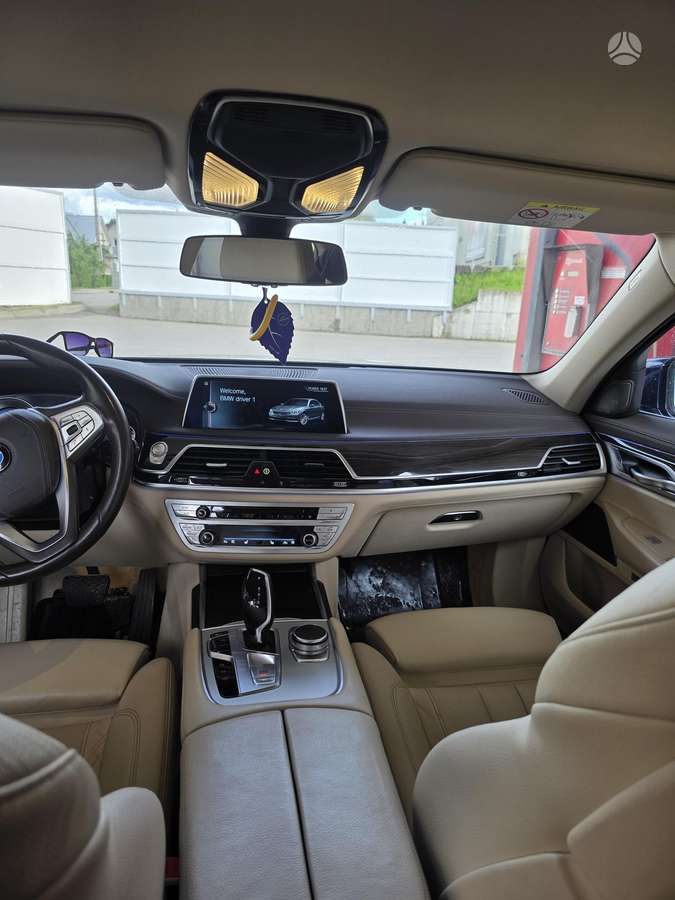 BMW 740, Седан