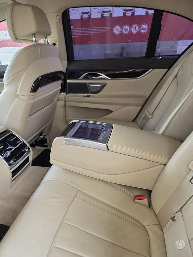 BMW 740, Седан