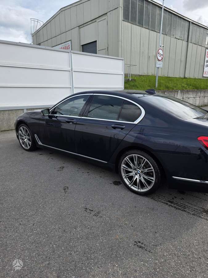 BMW 740, Седан