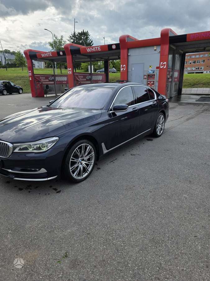 BMW 740, Седан
