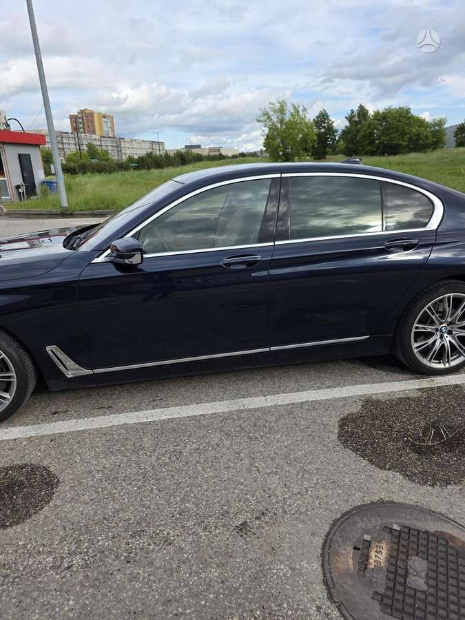 BMW 740, Седан