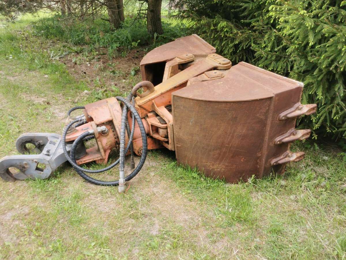 Atlas 225LC, grapples