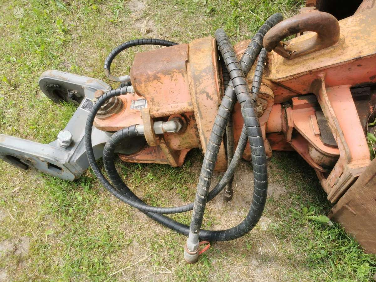 Atlas 225LC, grapples