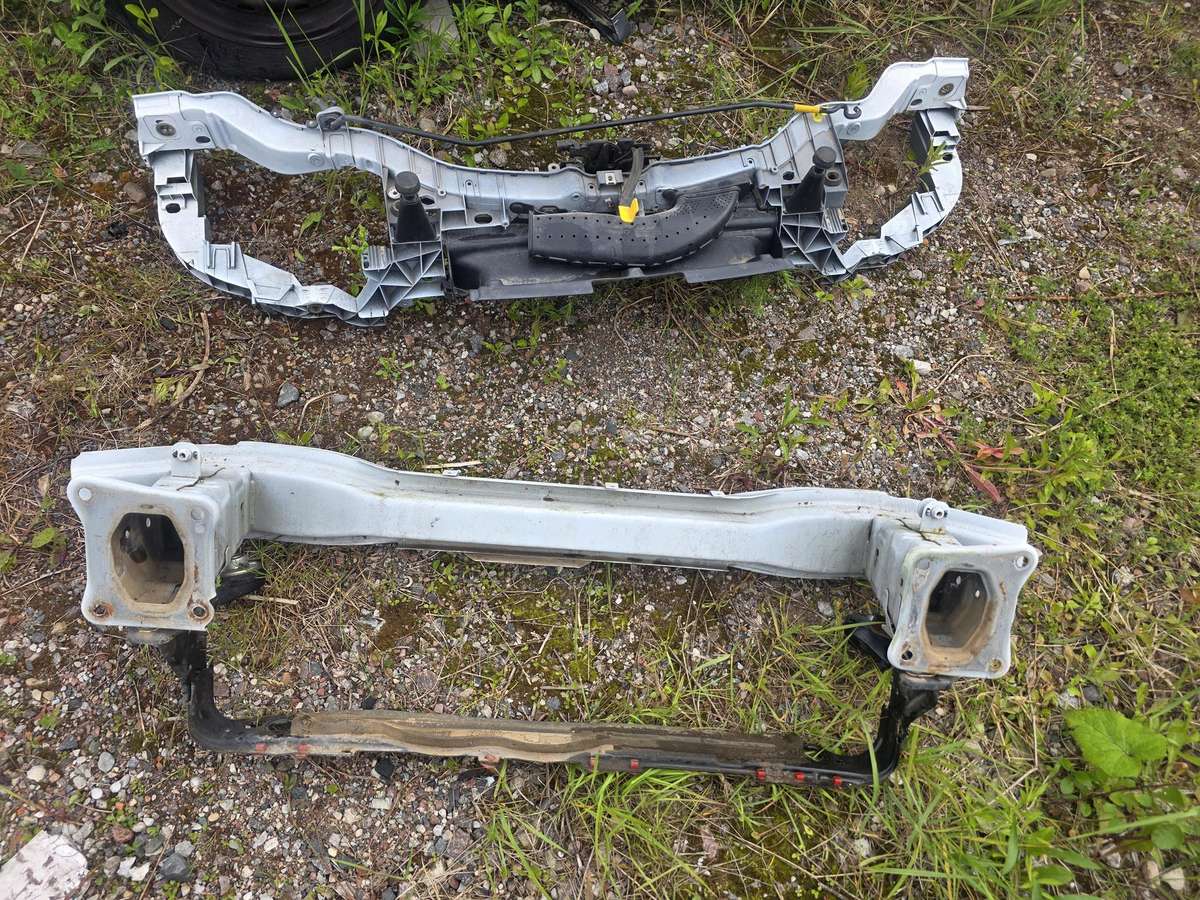 Ford C-MAX dalimis. Dalimis priekiniu sparnu nera ir durų priekiniu keleiv