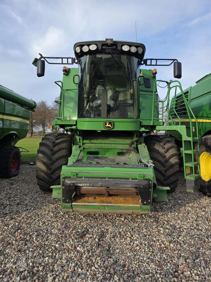 John Deere S690, combine harvesters