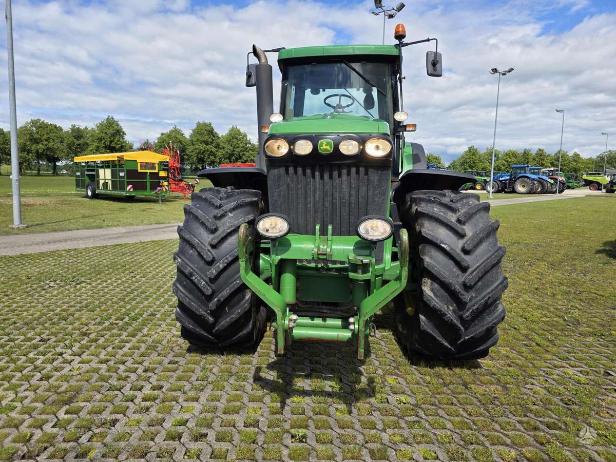 John Deere 8220, traktoriai