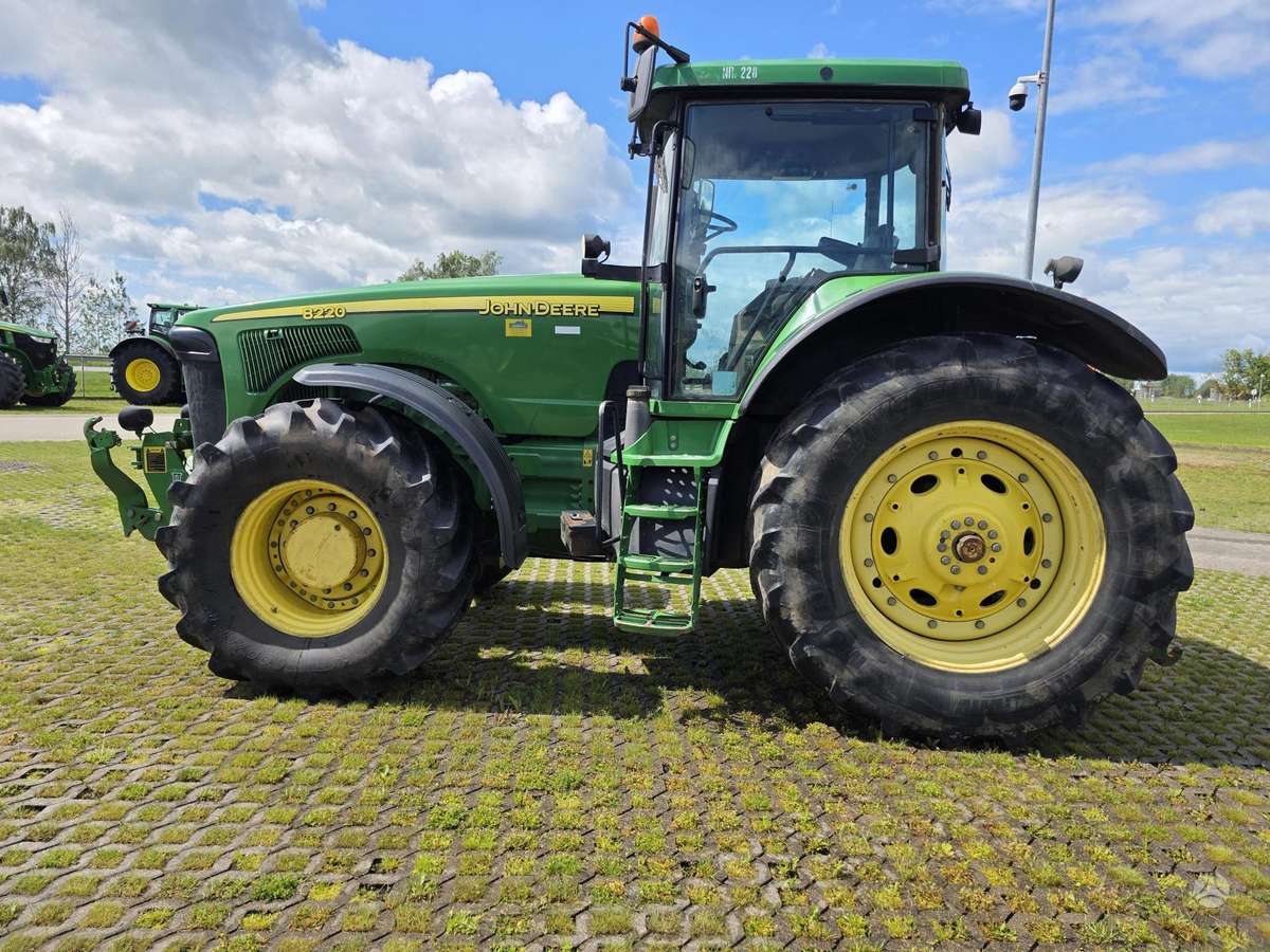 John Deere 8220, traktoriai