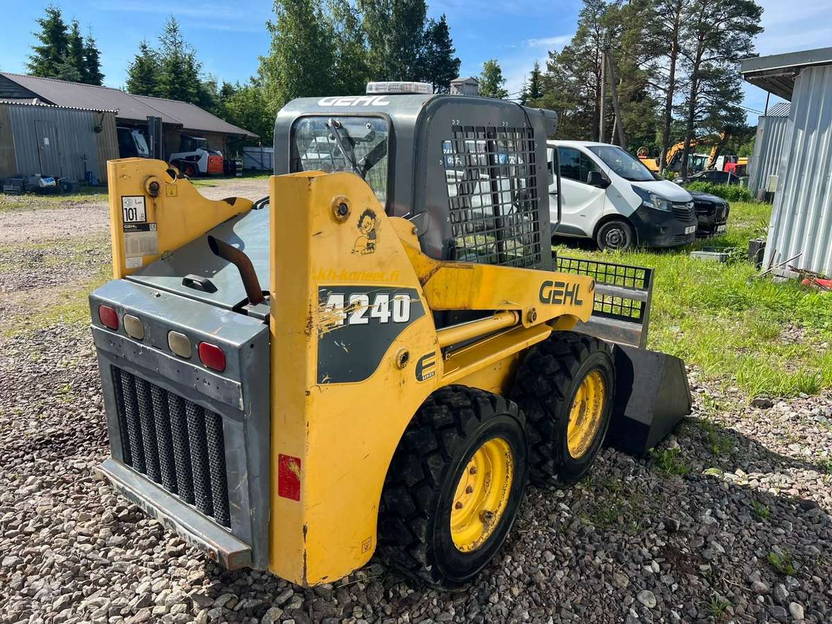 GEHL 4240, FORKS + BUCKET, мини-погрузчики
