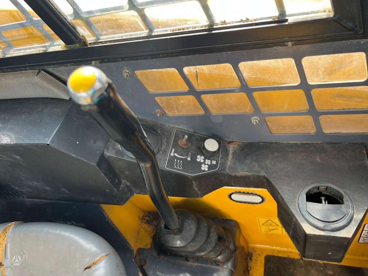 GEHL 4240, FORKS + BUCKET, mini loaders