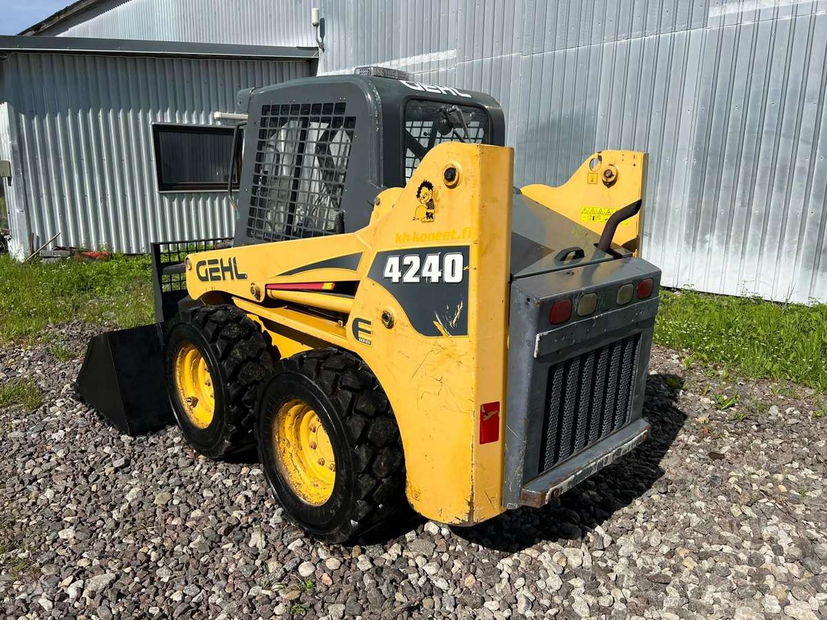 GEHL 4240, FORKS + BUCKET, мини-погрузчики