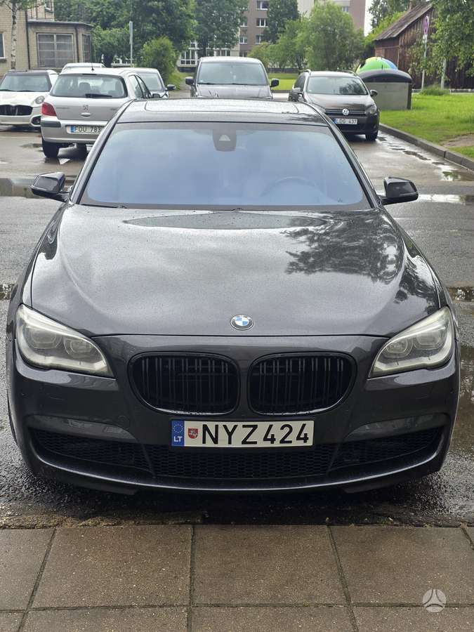 BMW 750, 4.4 l., Седан